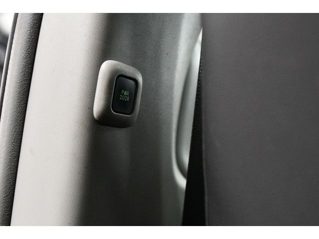 WHITE, 2013 TOYOTA SIENNA Image 27