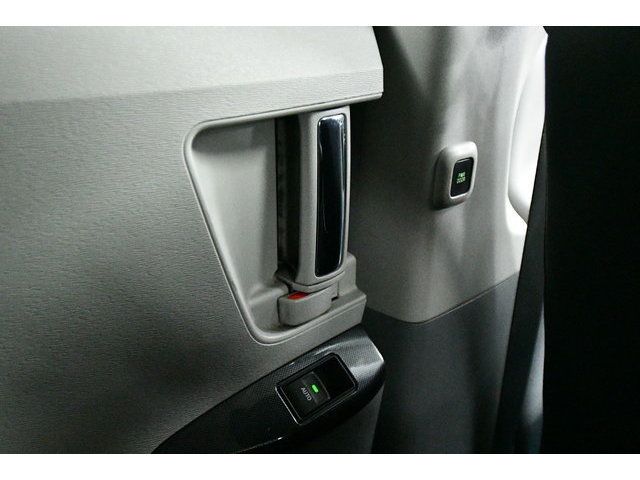 WHITE, 2013 TOYOTA SIENNA Image 28