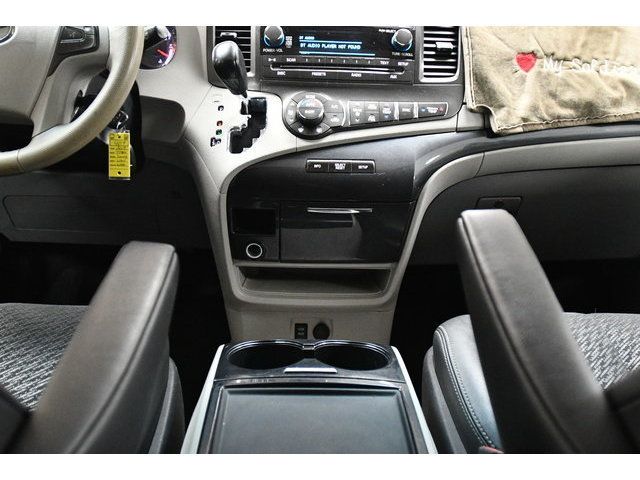 WHITE, 2013 TOYOTA SIENNA Image 32