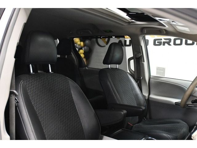 WHITE, 2013 TOYOTA SIENNA Image 47