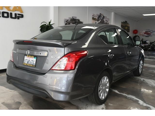GRAY, 2018 NISSAN VERSA Image 4