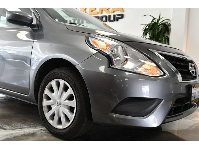 GRAY, 2018 NISSAN VERSA Image 19