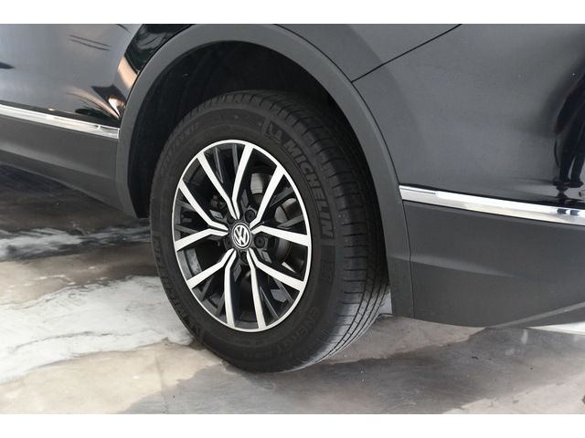 BLACK, 2018 VOLKSWAGEN TIGUAN Image 18