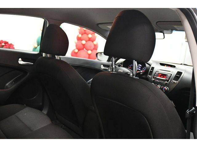 WHITE, 2017 KIA FORTE Image 33