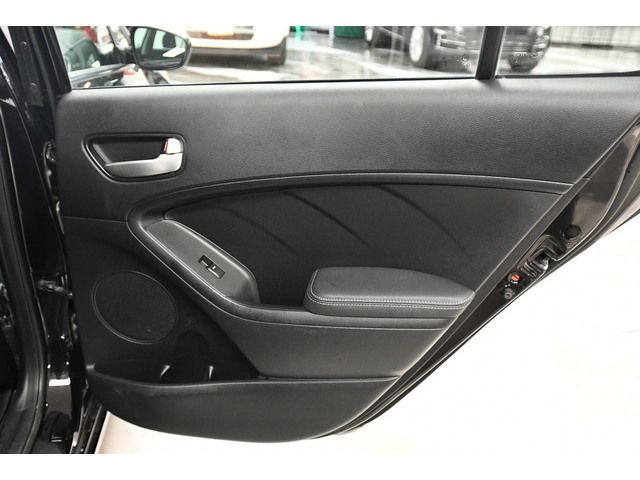 WHITE, 2017 KIA FORTE Image 34