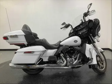 WHITE, 2015 HARLEY-DAVIDSON FLHTCUI Image 