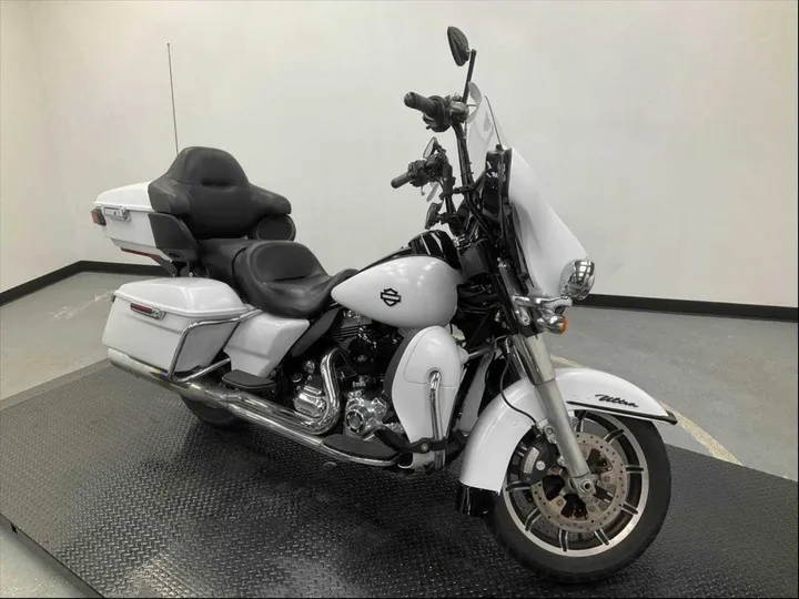 WHITE, 2015 HARLEY-DAVIDSON FLHTCUI Image 12