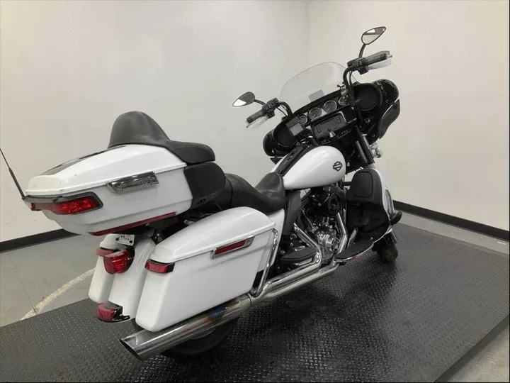 WHITE, 2015 HARLEY-DAVIDSON FLHTCUI Image 17