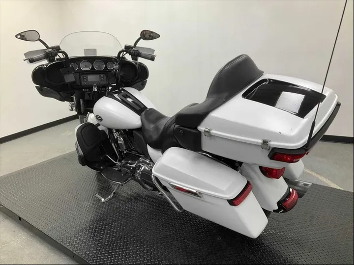 WHITE, 2015 HARLEY-DAVIDSON FLHTCUI Image 20