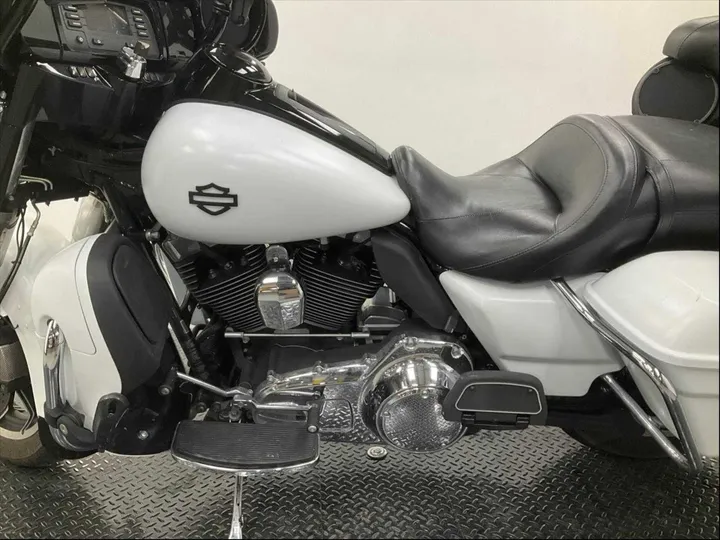 WHITE, 2015 HARLEY-DAVIDSON FLHTCUI Image 21