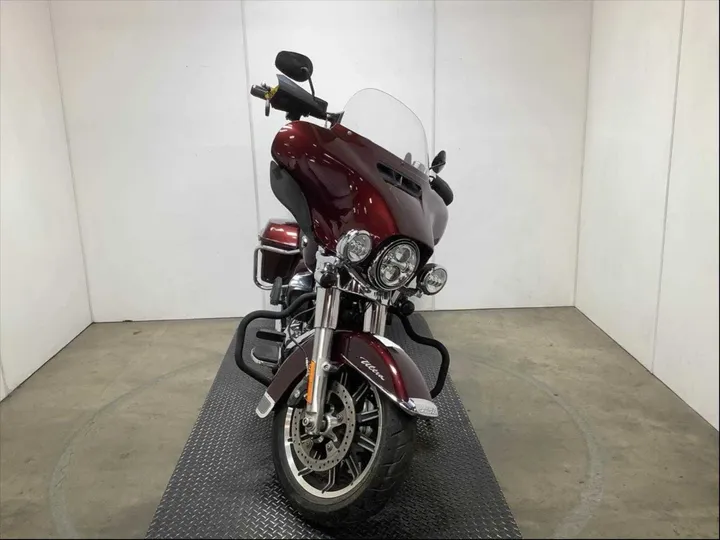 BURGUNDY, 2019 HARLEY-DAVIDSON FLHTCUI Image 2