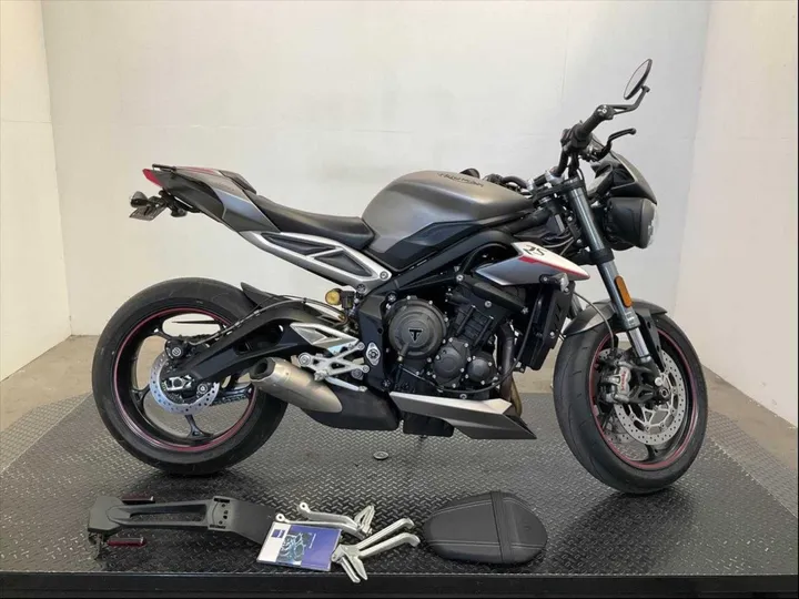 SILVER, 2018 TRIUMPH STREET TRIPLE 765 RS Image 1