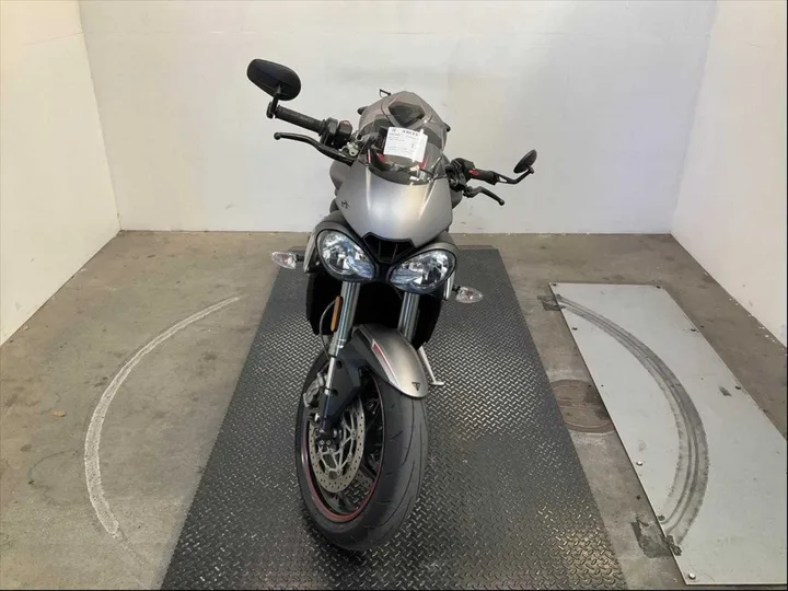 SILVER, 2018 TRIUMPH STREET TRIPLE 765 RS Image 2