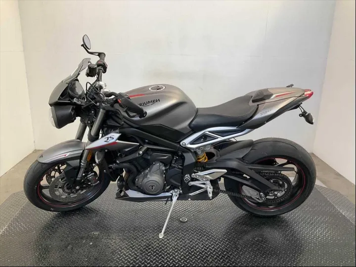 SILVER, 2018 TRIUMPH STREET TRIPLE 765 RS Image 3