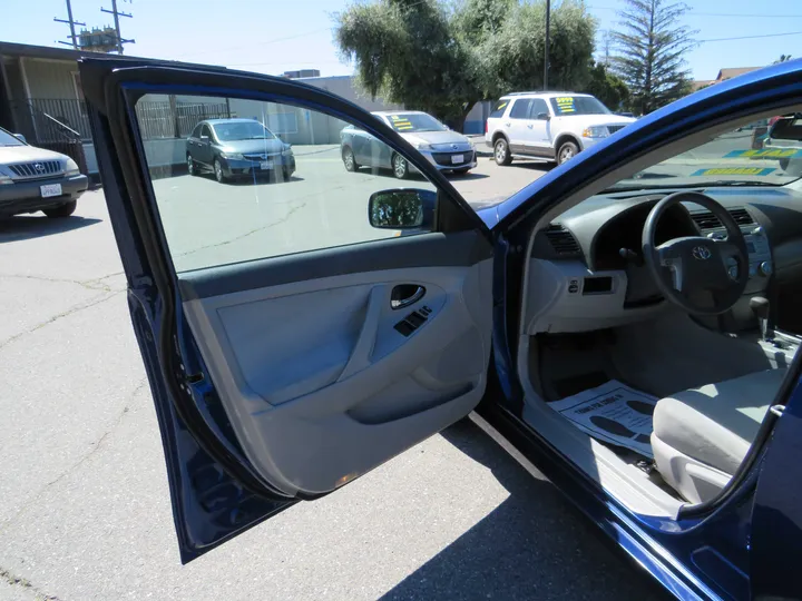 BLUE, 2009 TOYOTA CAMRY Image 9