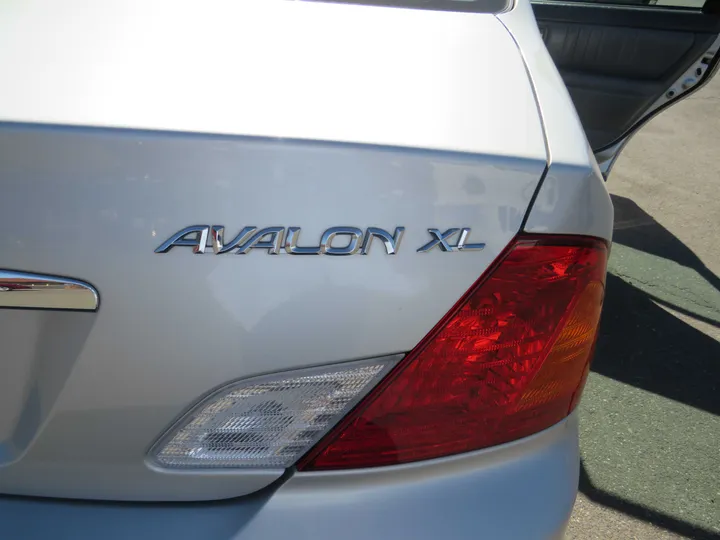 2002 TOYOTA AVALON   XL Image 24