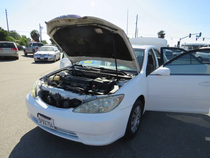 2005 TOYOTA CAMRY  LE Image 21