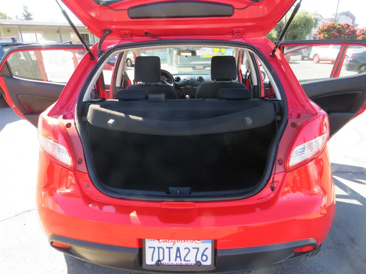 RED, 2014 MAZDA MAZDA2 Image 16