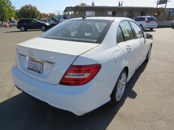 WHITE, 2012 MERCEDES-BENZ C-CLASS Image 4