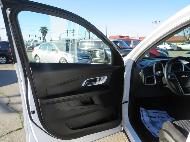 WHITE, 2017 CHEVROLET EQUINOX AWD Image 8