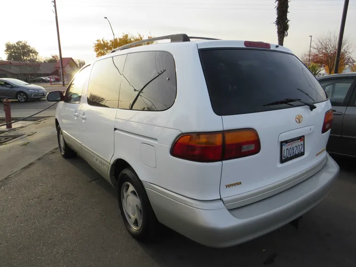 1999 TOYOTA SIENNA Image 3