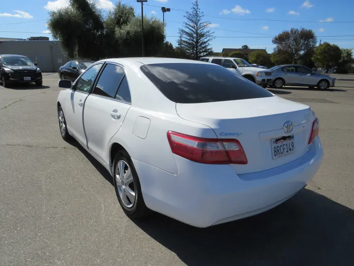 WHITE, 2009 TOYOTA CAMRY Image 3