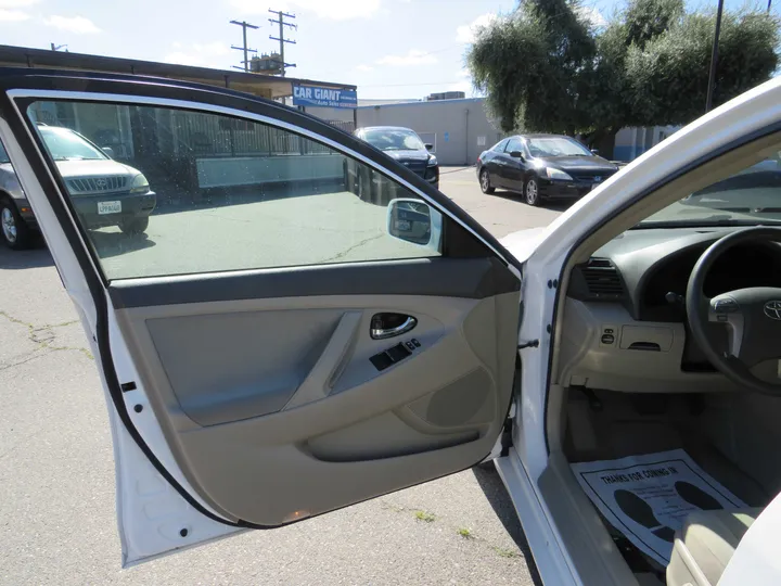 WHITE, 2009 TOYOTA CAMRY Image 8