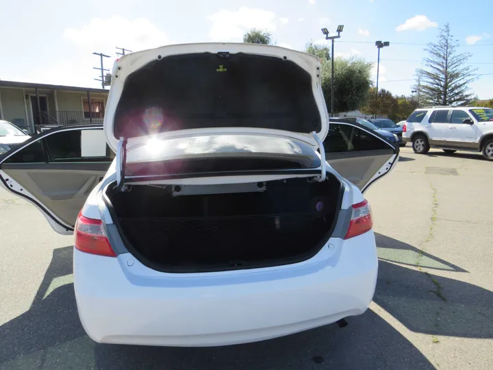 WHITE, 2009 TOYOTA CAMRY Image 16