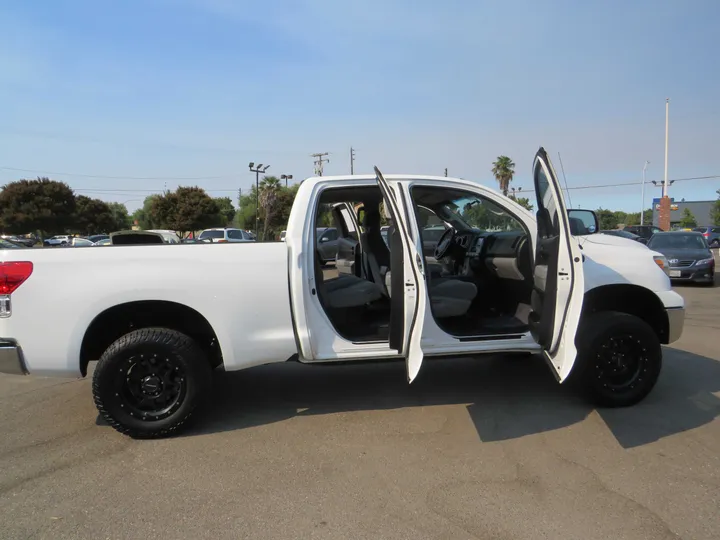 WHITE, 2012 TOYOTA TUNDRA DOUBLE CAB Image 17