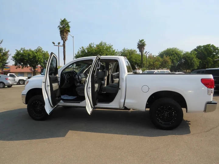 WHITE, 2012 TOYOTA TUNDRA DOUBLE CAB Image 24