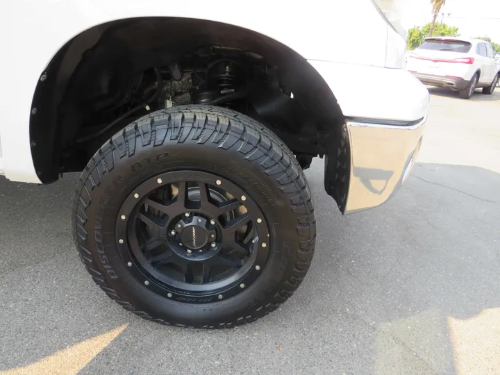 WHITE, 2012 TOYOTA TUNDRA DOUBLE CAB Image 28