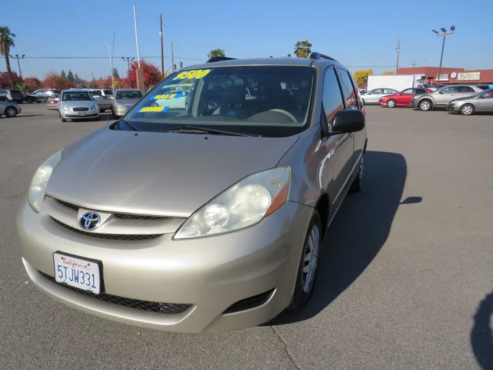 GRAY, 2006 TOYOTA SIENNA Image 2