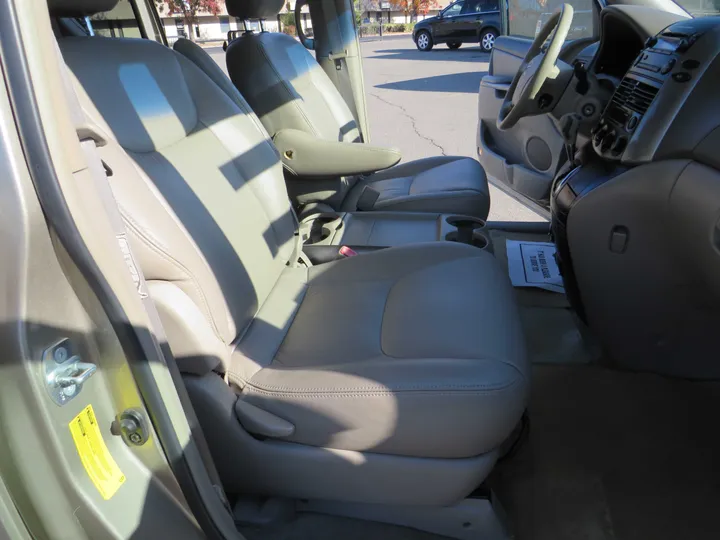 GRAY, 2006 TOYOTA SIENNA Image 12