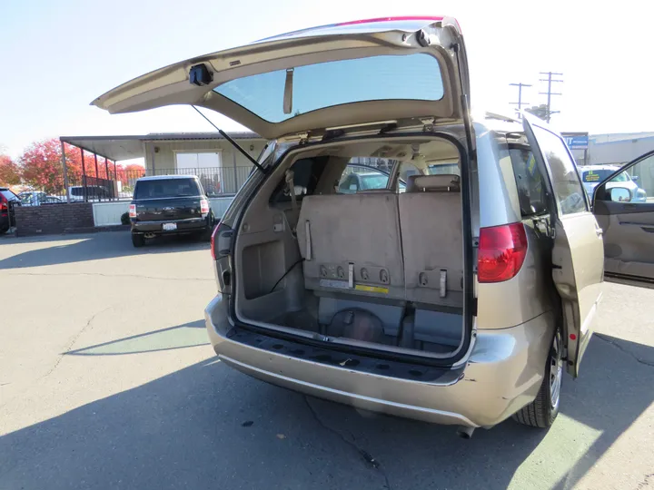 GRAY, 2006 TOYOTA SIENNA Image 22