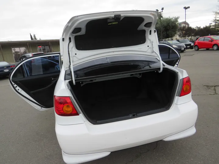 WHITE, 2003 TOYOTA COROLLA Image 18