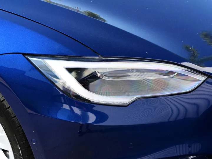 BLUE, 2018 TESLA MODEL S Image 18