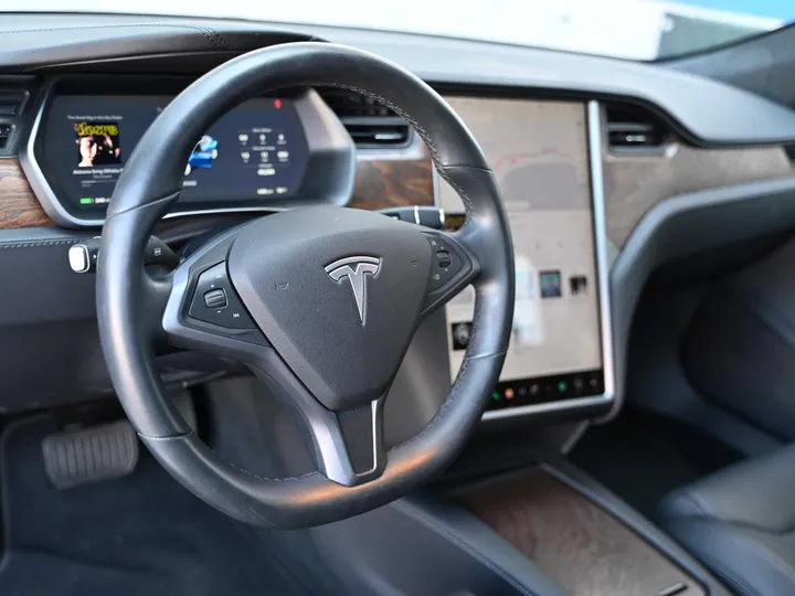 BLUE, 2018 TESLA MODEL S Image 21