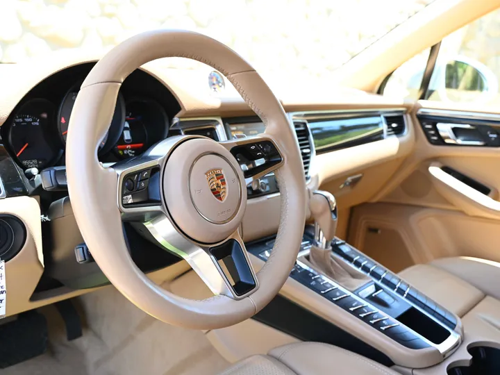 SILVER, 2015 PORSCHE MACAN Image 11