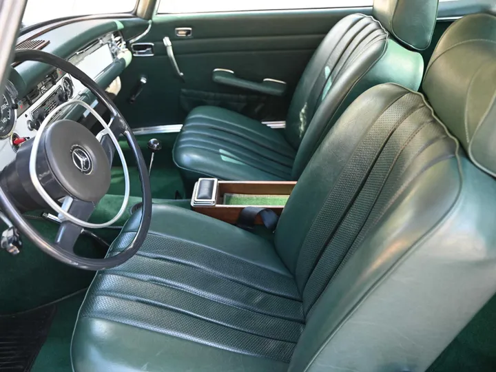 WHITE, 1969 MERCEDES-BENZ 280SL Image 37