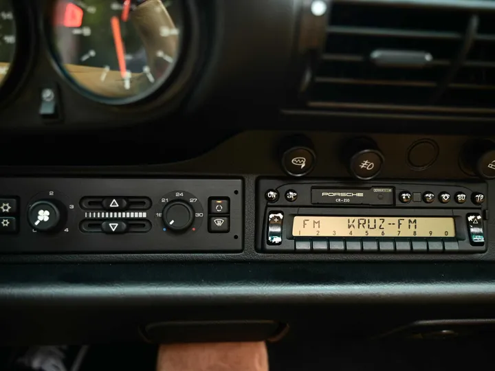 BLACK, 1998 PORSCHE 911 Image 22