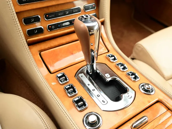 CREAM, 2008 BENTLEY AZURE Image 26