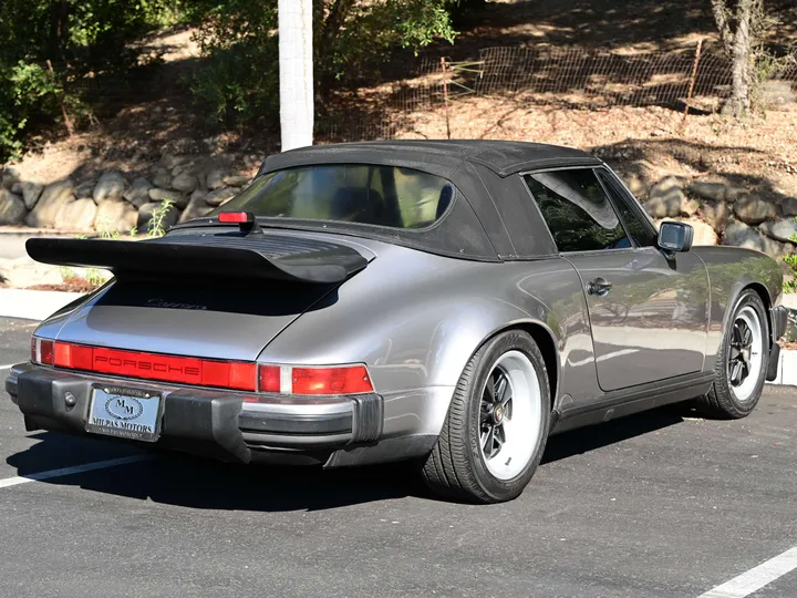 GRAY, 1989 PORSCHE 911 CARRERA Image 19