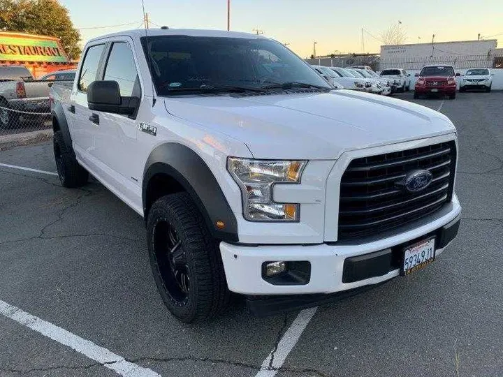 WHITE, 2017 FORD F150 SUPERCREW CAB Image 3