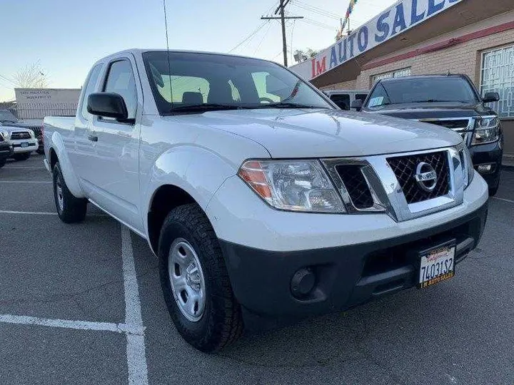 WHITE, 2019 NISSAN FRONTIER KING CAB Image 3