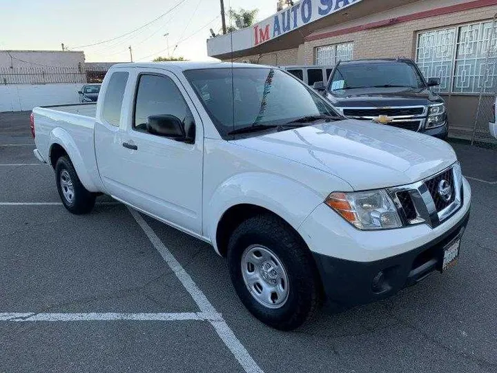 WHITE, 2019 NISSAN FRONTIER KING CAB Image 4