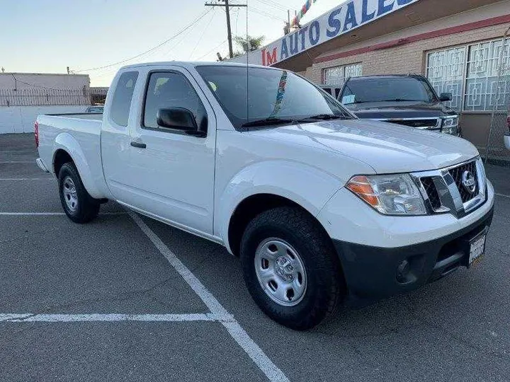 WHITE, 2019 NISSAN FRONTIER KING CAB Image 5