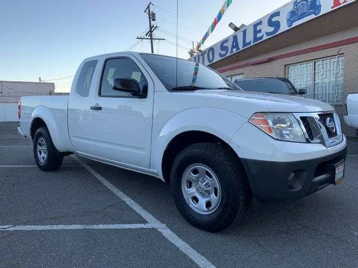 WHITE, 2019 NISSAN FRONTIER KING CAB Image 6