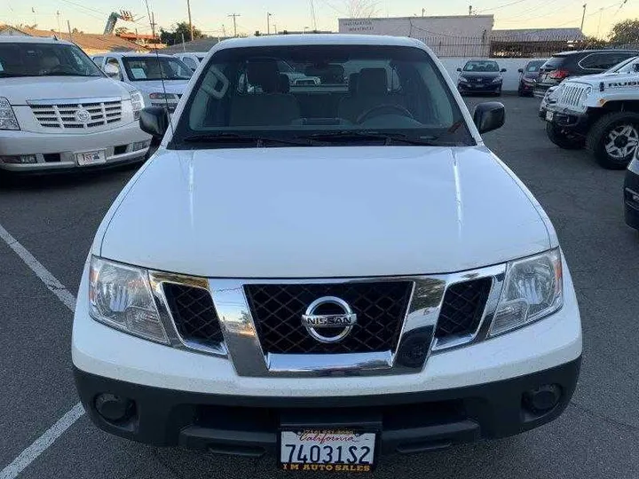 WHITE, 2019 NISSAN FRONTIER KING CAB Image 7