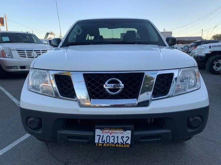 WHITE, 2019 NISSAN FRONTIER KING CAB Image 9