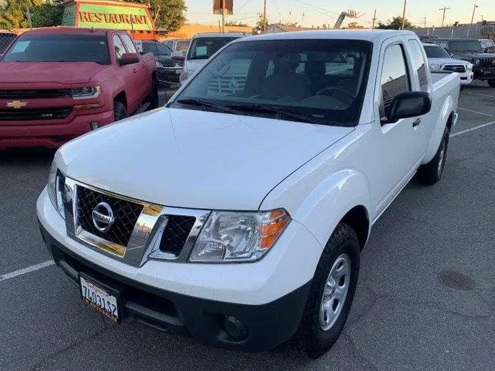 WHITE, 2019 NISSAN FRONTIER KING CAB Image 10